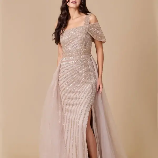 Robe de couture formelle à une épaule ornée de perles à la main