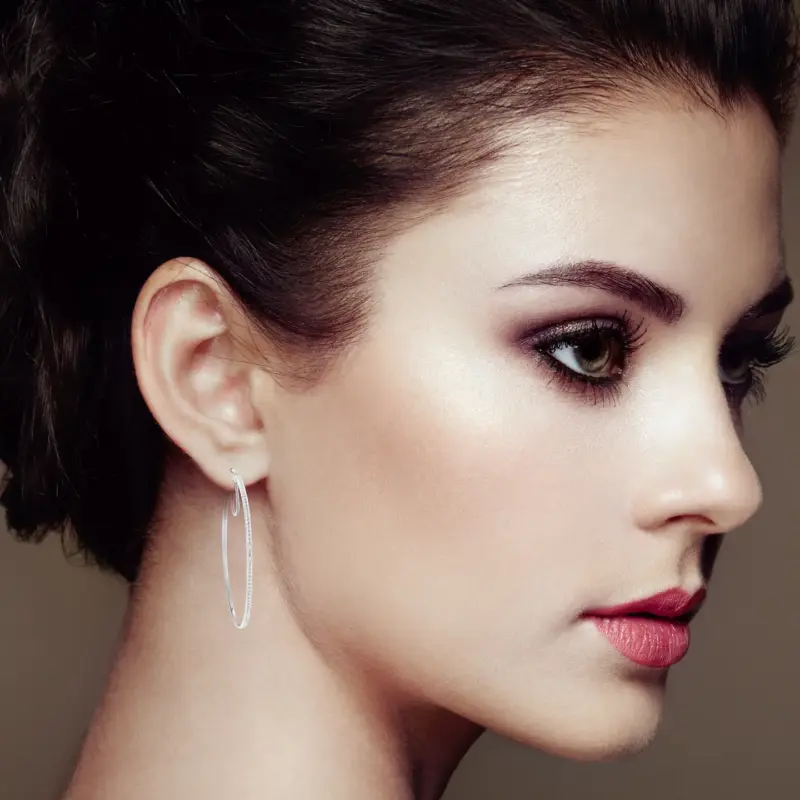 Boucles d'oreilles créoles de taille moyenne en argent sterling avec accent diamant – Image 2