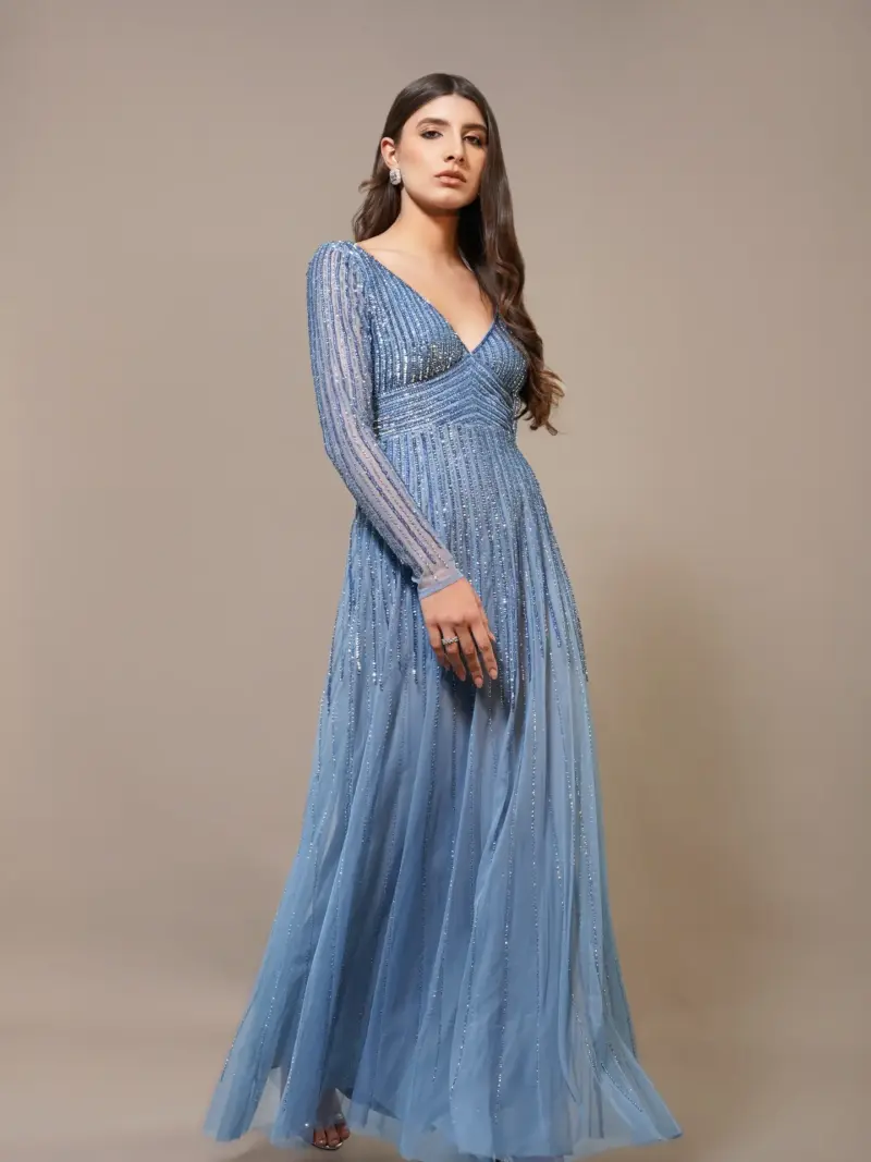 Robe longue à ornements Laura en bleu poudré