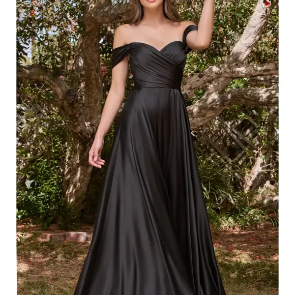 ROBE TRAPÈZE À ÉPAULES DÉNUDÉES EN SATIN